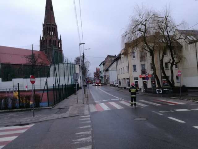 Ulica Anieli Krzywoń. Strażacy dostali zgłoszenie na nr 112, że w kamienicy nr 10 balkon ledwie wisi. Na miejscu okazało się, że tak jest faktycznie i lada moment zerwie się całkowicie i spadnie na chodnik.