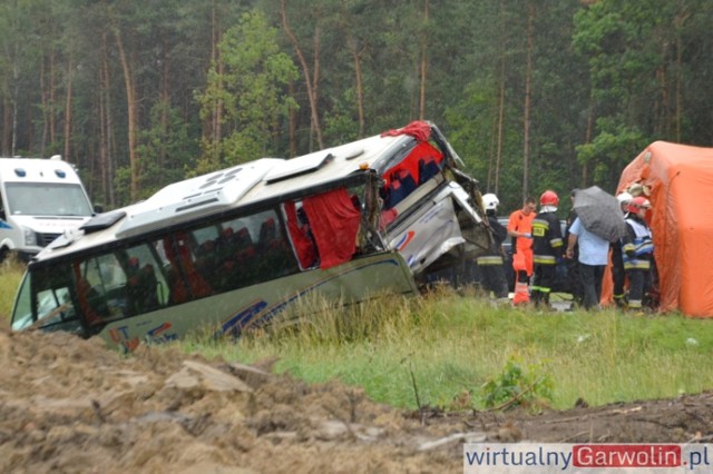 Dramatyczny wypadek w Anielowie koło Garwolina. Zderzenie 6 pojazdów, 31 osób rannych