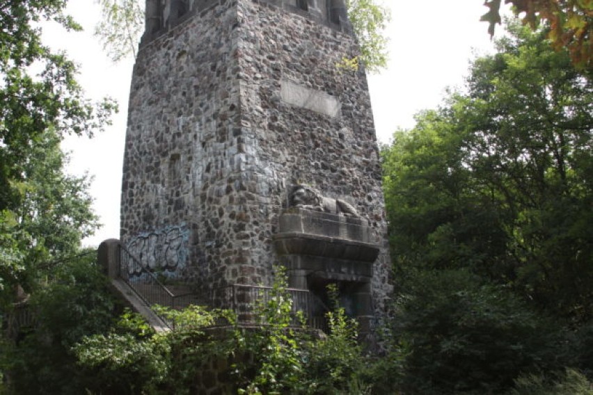 Wieża Bismarcka w Żaganiu jest coraz bardziej dewastowana....