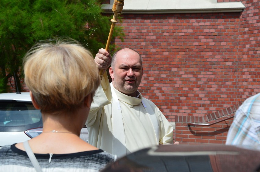 W parafiach w Nysie księża święcą pojazdy. Kościół poleca kierowców św. Krzysztofowi