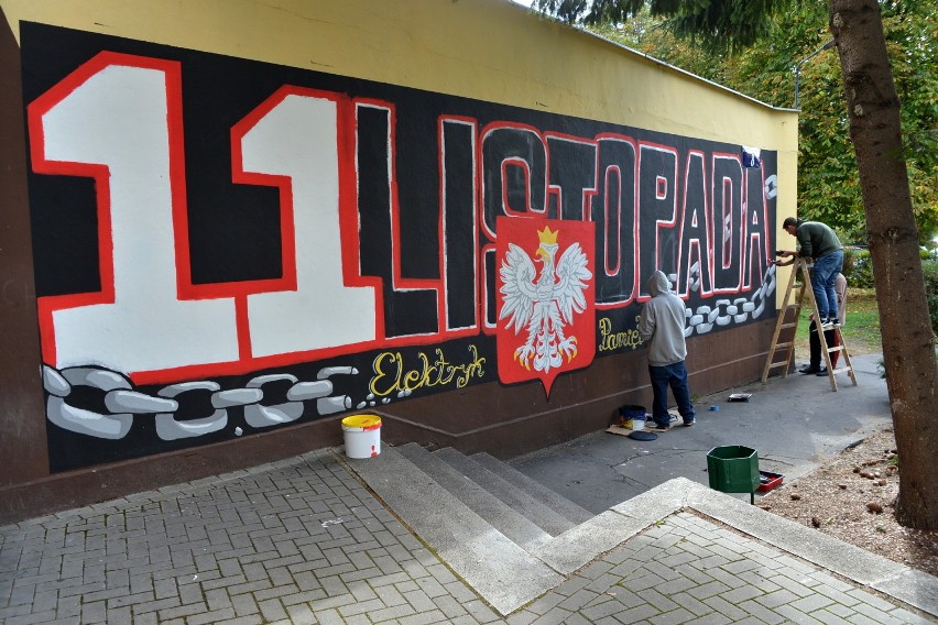 Uczniowe "Elektryka" malują na szkole mural poświęcony odzyskaniu niepodległości przez Polskę  