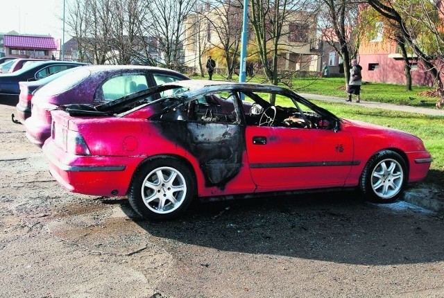 Opel calibra  w listopadzie spłonął na parkingu przy ul. Budowniczych w Lubinie