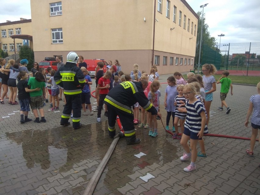 Ewakuacja grup harcerskich ze szkoły w Michorzewie