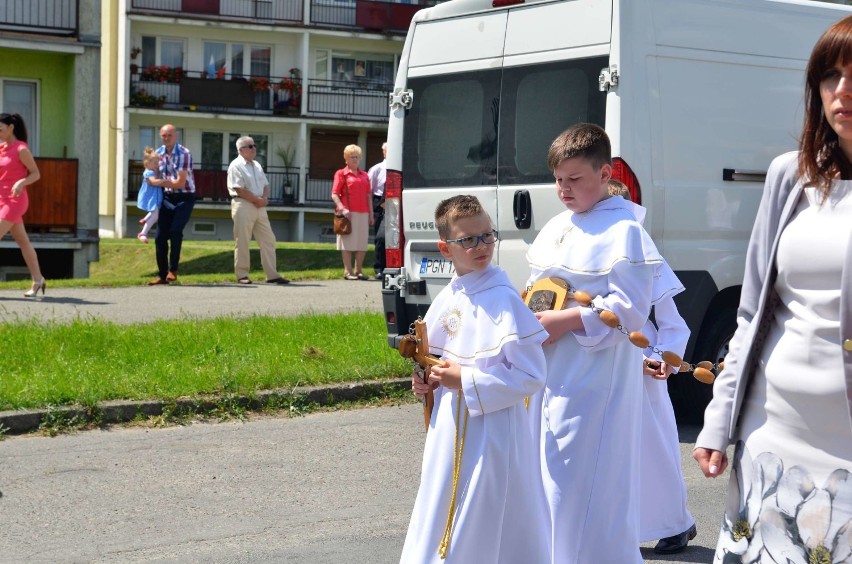 Tłumy mieszkańców na procjesji Bożego Ciała na osiedlu...