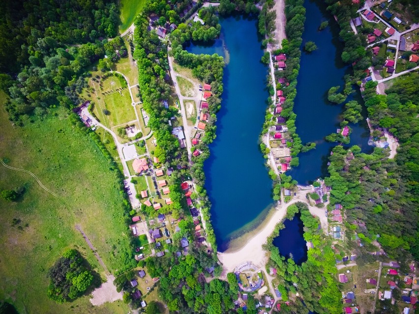 Oto jedno z najpiękniejszych kąpielisk w regionie! Czyste jeziorko, plaża, bary, domki i atrakcje dla dzieci 