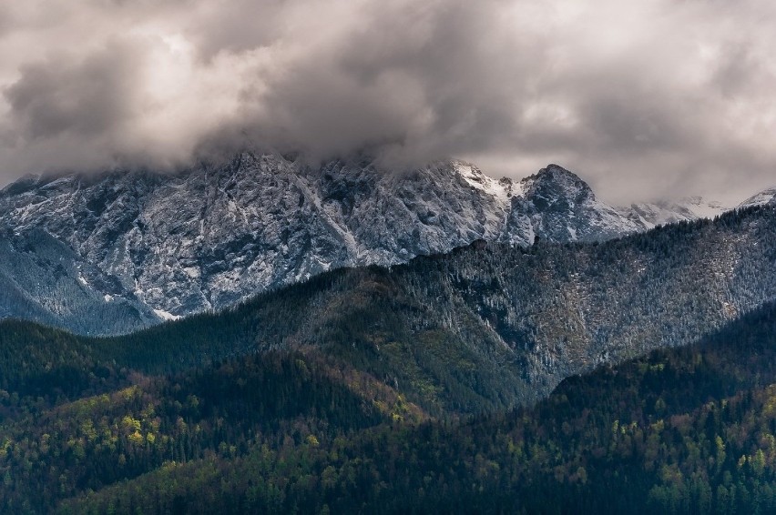 Burza w Tatrach. Zakopane w żałobie po tragedii. Ratownicy dalej szukają poszkodowanych