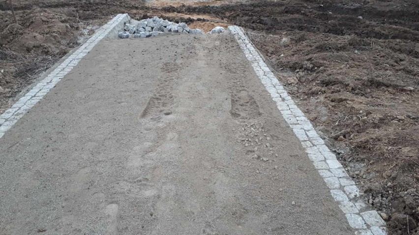 Górki Czechowskie: zamiast pieszych pierwsze pojawiły się quady. Zniszczona została część nowej ścieżki. Zobacz zdjęcia
