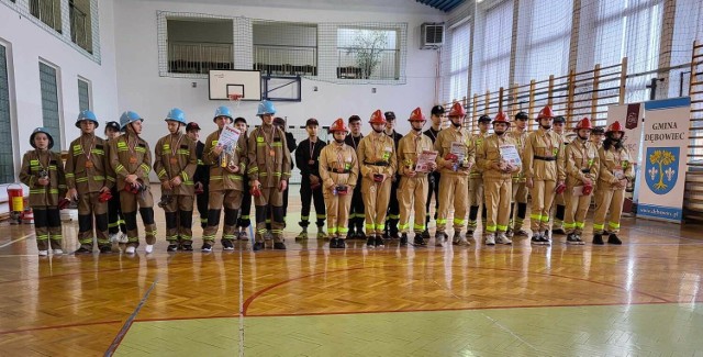 W sali gimnastycznej Zespołu Szkół w Dębowcu odbyły się I Halowe Zawody Sportowo-Pożarnicze Młodzieżowych Drużyn Pożarniczych Gminy Dębowiec