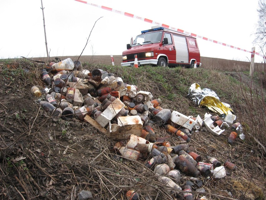 Chemikalia w rowie przy drodze pomiędzy Trumiejami a Łodygowem. Policja prowadzi śledztwo