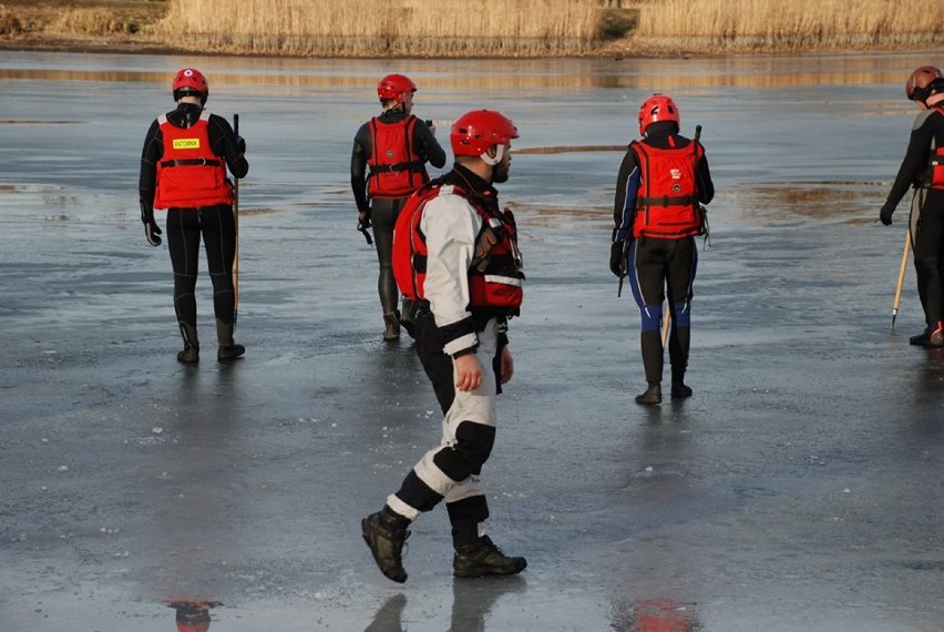Ratownicy WOPR z województwa łódzkiego ćwiczyli na lodzie [zdjęcia i wideo]