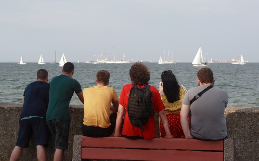 Gdynia. IV Żeglarska Parada Świętojańska (20.06.2020). Dziesiątki żagli na wodzie, tłumy obserwatorów na brzegu. Mamy kolejne fotki!