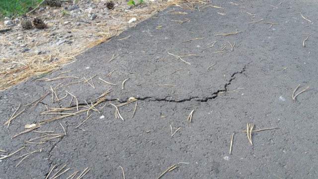 Ścieżka rowerowa na jezioro Wikaryjskie została zmodernizowana kilka miesięcy temu. Już pojawiły się pęknięcia