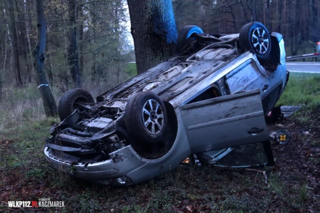 Volkswagen na trasie Żodyń-Powodowo dachował