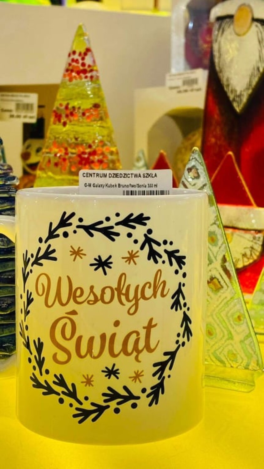 W Centrum Dziedzictwa Szkła w Krośnie powstają piękne świąteczne dekoracje. Można też zrobić własnoręcznie bombkę choinkową [ZDJĘCIA]