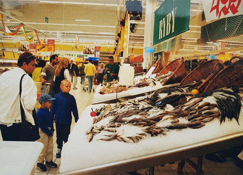 Bydgoszcz na zdjęciach z lat 90. Kolejki do pierwszych hipermarketów, na ulicach polonezy [zdjęcia]
