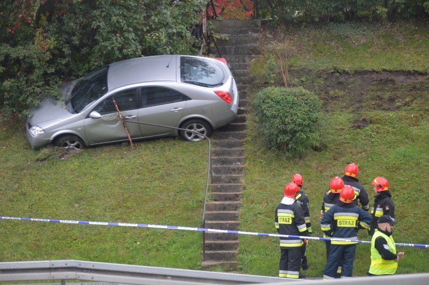 Auto wylądowało na zboczu ul. Wielkopolskiej w Gdyni. Akcja policji i strażaków [zdjęcia]