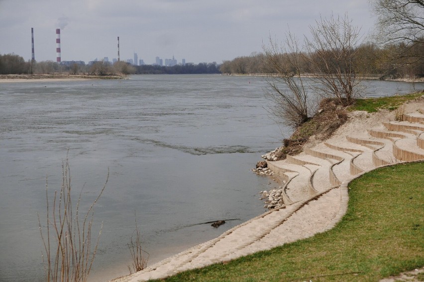 Plaża Romantyczna tonie w dużej ilości śmieci. Pomóc ma......