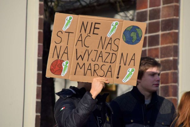 Młodzieżowy Strajk Klimatyczny na placu przed teatrem