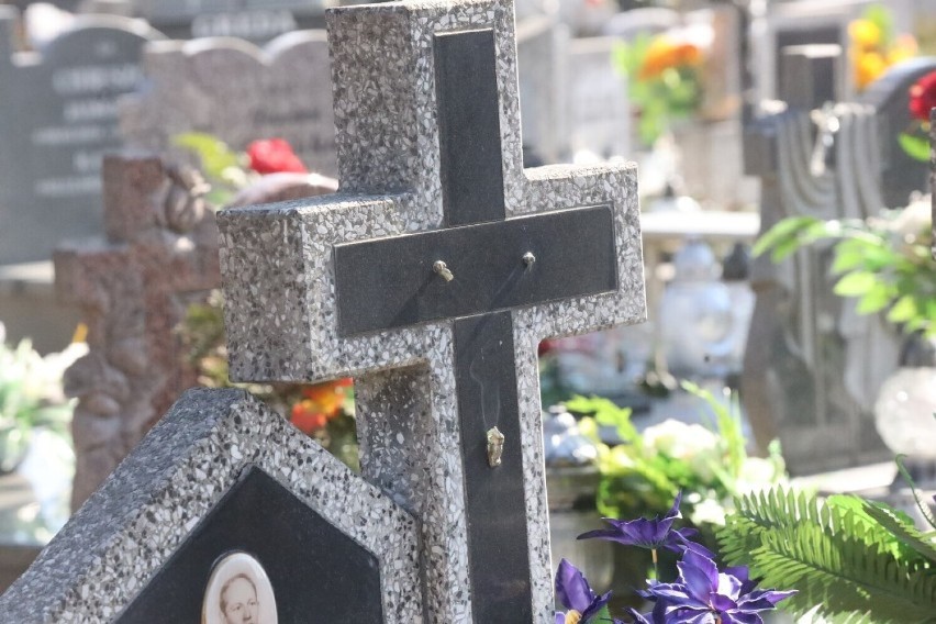 Policja zatrzymała złodzieja, który ukradł krzyże i figurki z nagrobków na cmentarzu w Legnicy