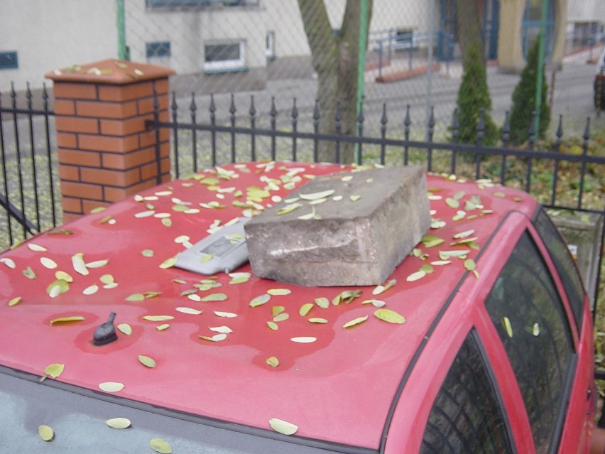 Poznań: Za złe parkowanie dostał karny... krawężnik [ZDJĘCIA INTERNAUTY]