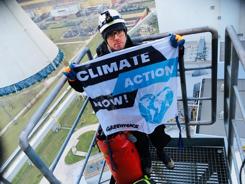 Aktywiści Greenpeace spędzą noc na chłodni kominowej Elektrowni Bełchatów [FILM]