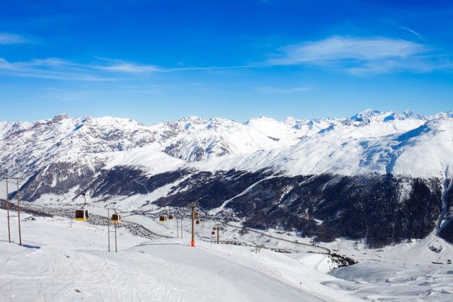 Sezon narciarski 2022/2023 we Włoszech niebawem zacznie się na całego. Przejdź dalej i zobacz najlepsze regiony dla narciarzy we włoskich Dolomitach. Sprawdziliśmy, kiedy otwierają się stoki i ile kosztują skipassy. Na zdjęciu: popularny włoski ośrodek narciarski Livigno.