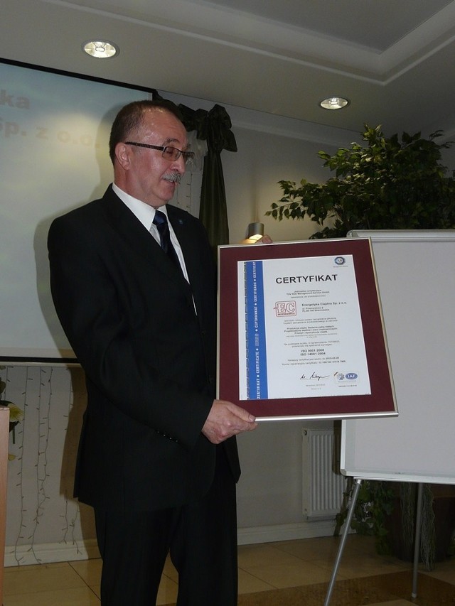 Jan Woźniak, prezes EC prezentuje certyfikat