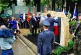Bytom:  Przed budynkiem Państwowych Szkół Budownictwa stanął pomnik ofiar Kaźni Profesorów Lwowskich