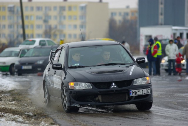 Daniel Pilichowski w Mitsubishi Lancer Evo IX. Fot. Krzysztof Stanek