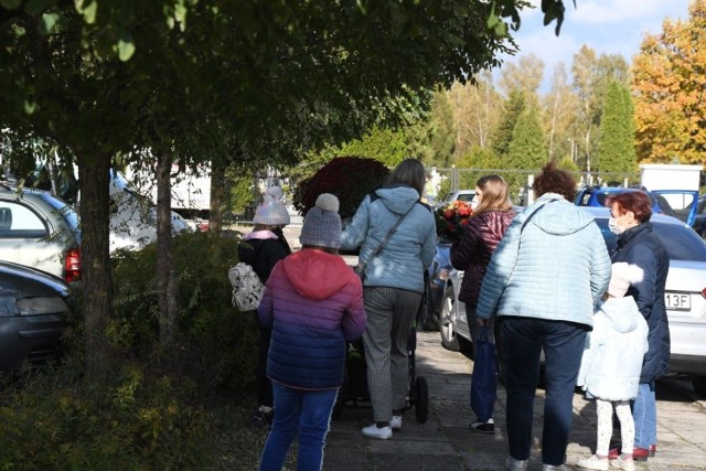 Wiele osób pojawiło się na Cmentarzu Komunalnym w Skarżysku-Kamiennej w sobotę 24 października. 

Ludzie obawiają się, że ze względu na szalejącą za tydzień kiedy nadejdzie Wszystkich Świętych i Dzień Zaduszny dostęp do cmentarzy może być ograniczony. Dlatego sporo osób wybrało się odwiedzić groby bliskich już teraz. 

>>> ZOBACZ WIĘCEJ NA KOLEJNYCH ZDJĘCIACH 