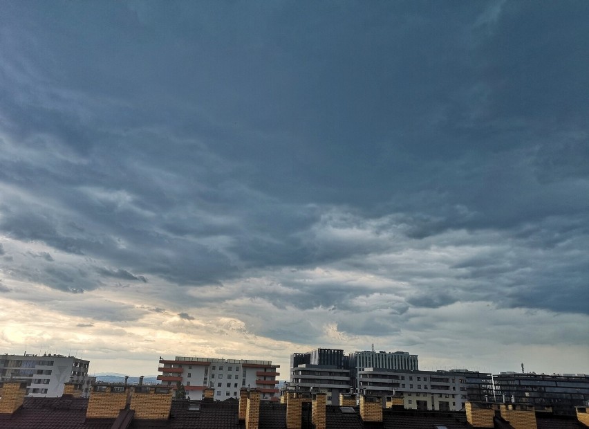 Ściana deszczu i burza nad Krakowem. Zalane ulice, utrudnienia