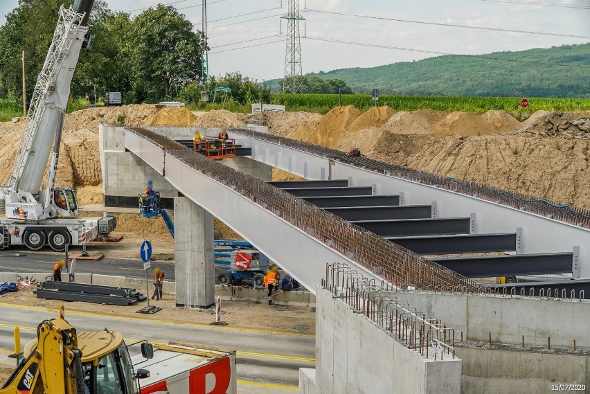 Tak postępują prace na budowie A1 koło Radomska. ZDJĘCIA z...