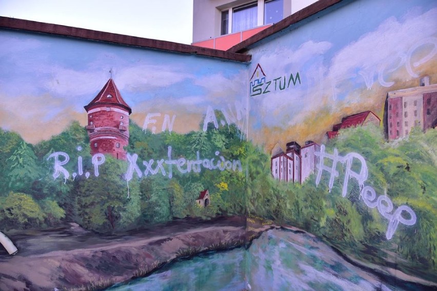 Bezmyślni wandale zniszczyli murale w okolicy Bulwaru Zamkowego w Sztumie [ZDJĘCIA]