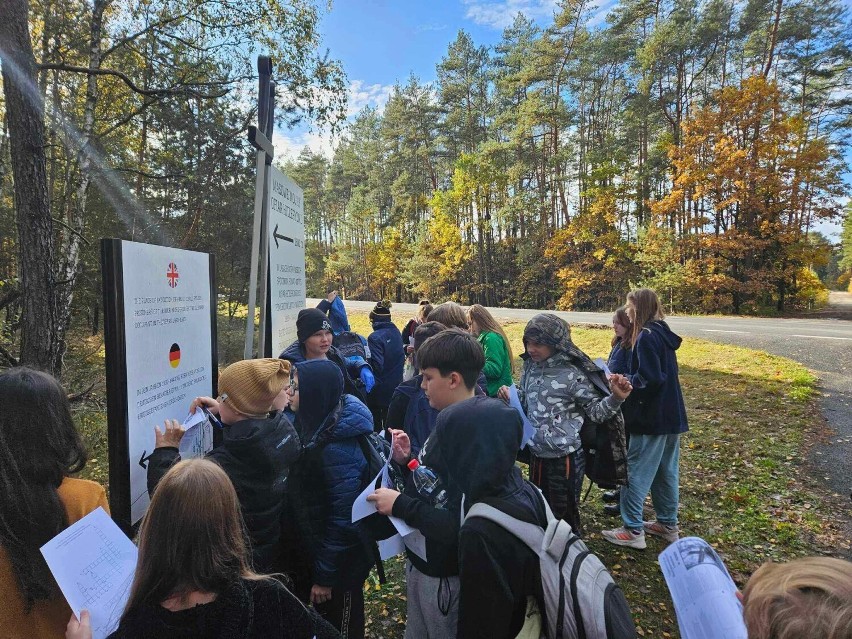 Uczniowie Zespołu Szkolno-Przedszkolnego w Rożnowie oddali cześć pamięci pomordowanym w Lasach Rożnowskich