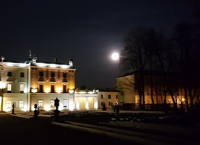 Największą pełnię Superksiężyca mogliśmy podziwiać w miniony wtorek. Niezwykłe zjawisko trwało całą noc. Zobaczcie zdjęcia księżyca naszych Internautów.

