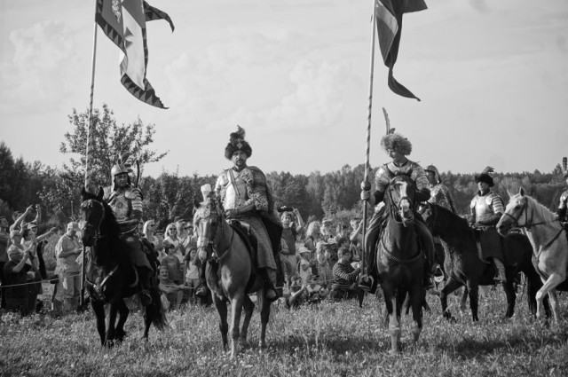 Kilkudziesięciu rekonstruktorów historycznych, odtwarzających jednostki wojsk tatarskich, lekkozbrojnej jazdy polskiej, piechoty koronnej, a przede wszystkim husarii, przybliżyła publiczności historię Polski. 

