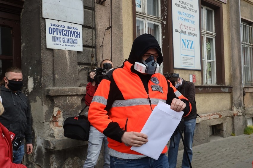 Protest ratowników medycznych w Legnicy. Co odpowiedziała dyrekcja? [ZDJĘCIA] 