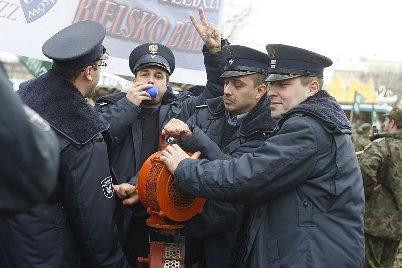 Wrocław: Protest służb mundurowych przed urzędem wojewódzkim (ZDJĘCIA)