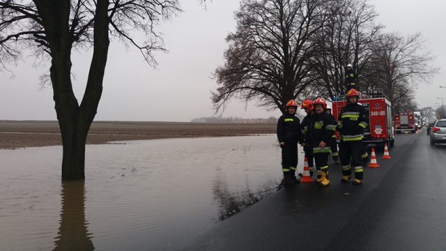 Ulica Poznańska w Kaliszu zalewana przez wodę