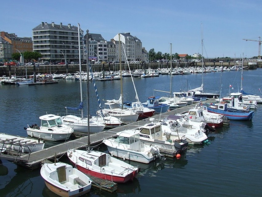 Port jachtowy w miejscowości Cherbourg we Francji