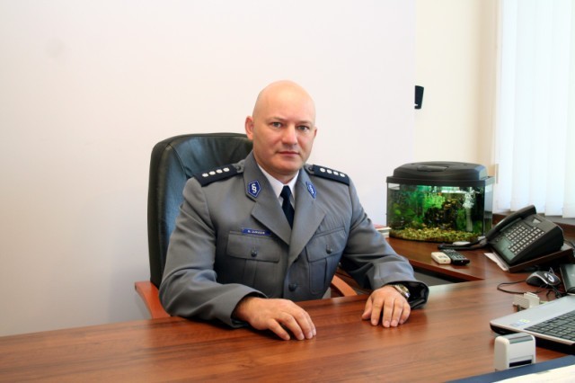 Nadkomisarz Michał Łukasik, szef Komendy Powiatowej Policji w Żywcu cieszy się, że samorządy pomagają finansowo policji.