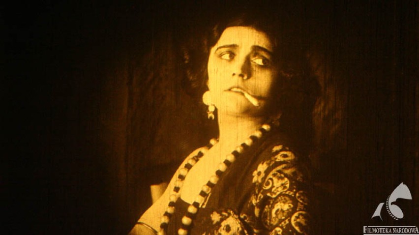 Kadr z filmu "Mania. Historia pracownicy fabryki papierosów"