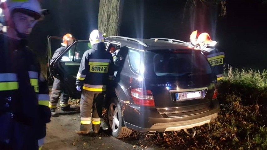 Kompletnie pijany kierowca rozbił luksusowego Mercedesa