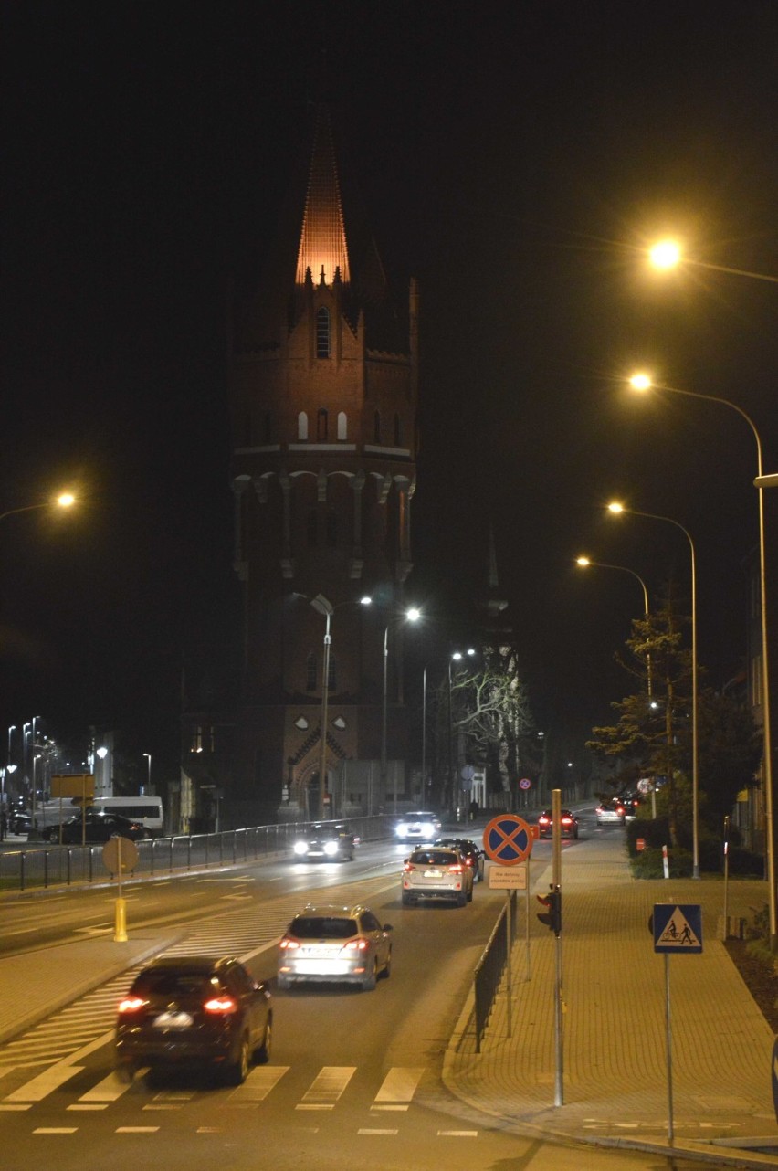 Malbork. Wieża ciśnień po remoncie tonie w mroku. Iluminacja odrestaurowanej budowli ma być poprawiona