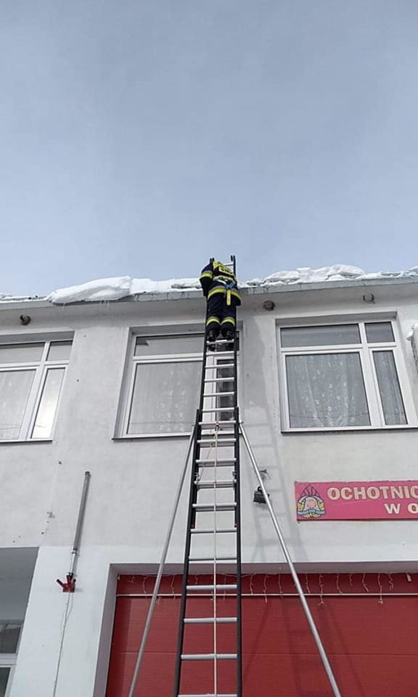 Akcja usuwania nawisów śnieżnych i sopli w Orzechowcach.