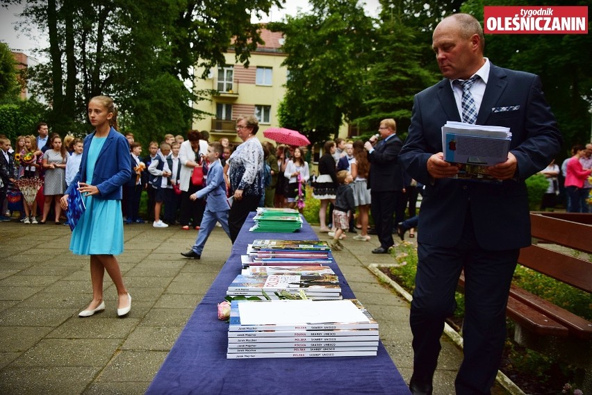 Nareszcie wakacje!  Uczniowie żegnają szkołę!