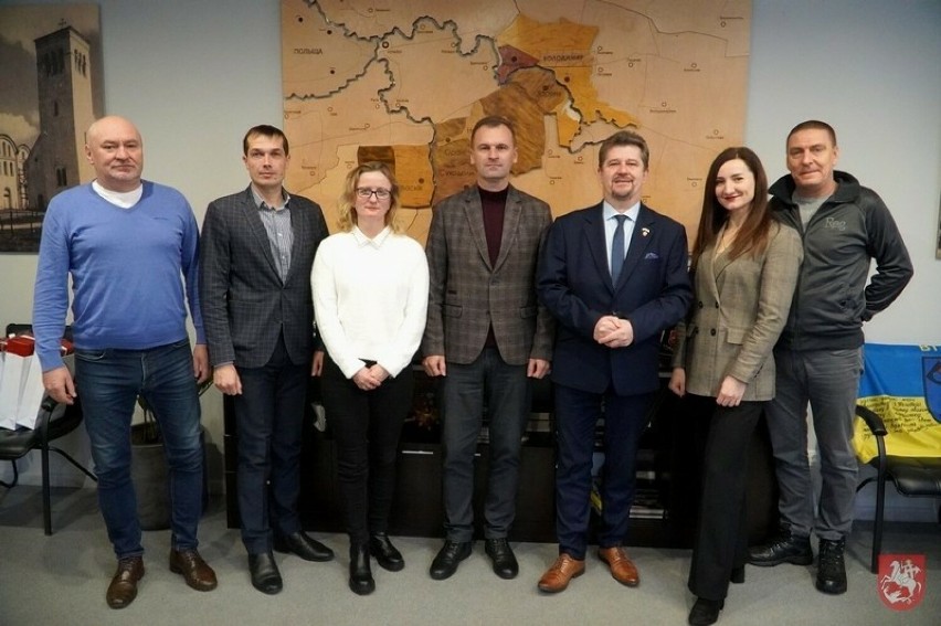 Burmistrz Malborka odwiedził Włodzimierz, partnerskie miasto w Ukrainie. "Nie ma rodziny, która nie straciła kogoś na wojnie"
