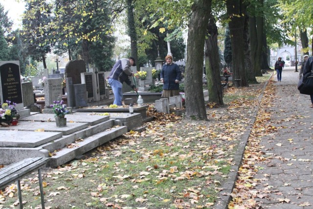 Porządki na Starym Cmentarzu w Łodzi