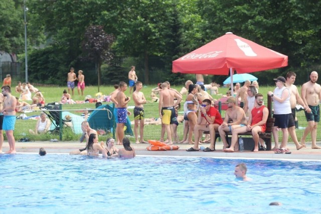 Za dzienny bilet wstępu na kąpielisko Bugla mieszkańcy Katowic z KKM płacą 9 złotych, a pozostałe osoby 18 złotych. Zniżka 50% dotyczy też biletów ulgowych.