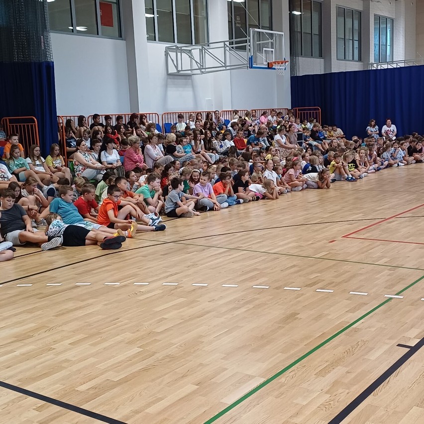 Narodowe Czytanie "Nad Niemnem" w Szkole Podstawowej nr 5 w Zduńskiej Woli ze specjalnymi gośćmi